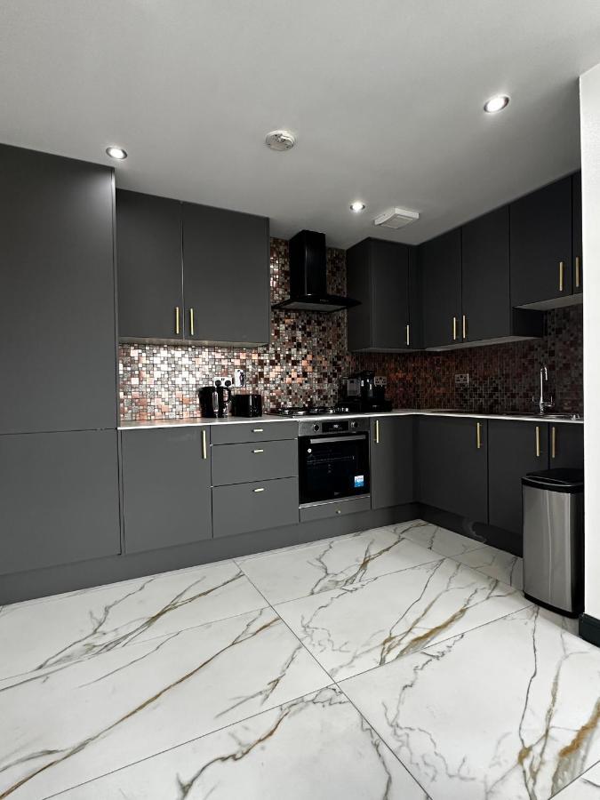 Two Bed Apartment With Balcony Slough,Windsor,Legoland エクステリア 写真