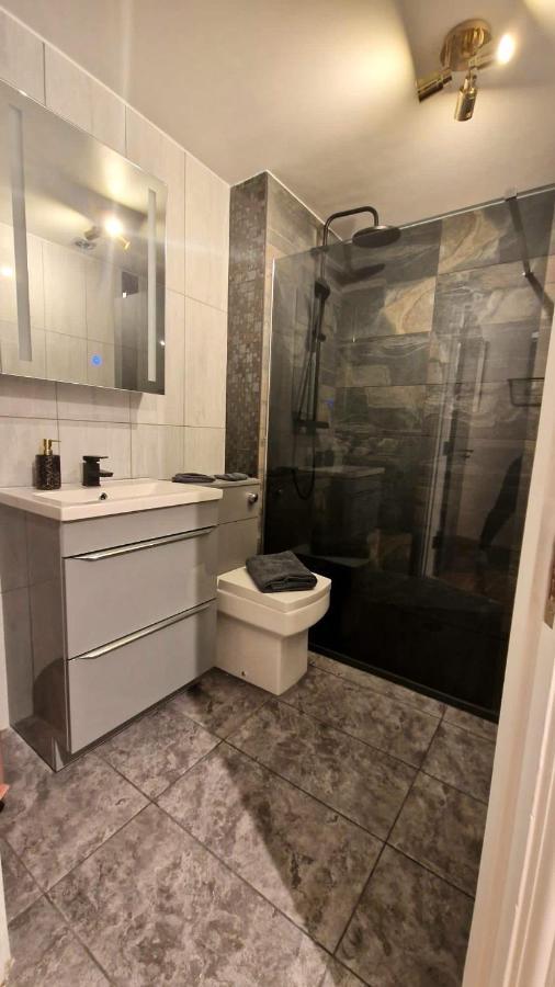 Two Bed Apartment With Balcony Slough,Windsor,Legoland エクステリア 写真