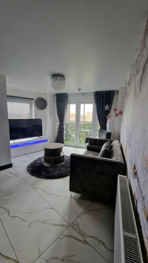 Two Bed Apartment With Balcony Slough,Windsor,Legoland エクステリア 写真